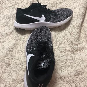 Men’s black and white nike